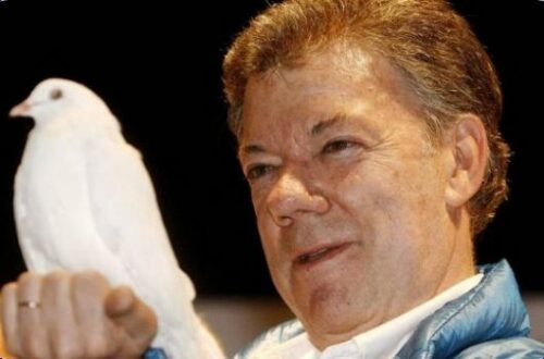 Article : Juan Manuel Santos, un Nobel de la Paix qui aura joué à « Qui perd Gagne » jusqu’au bout